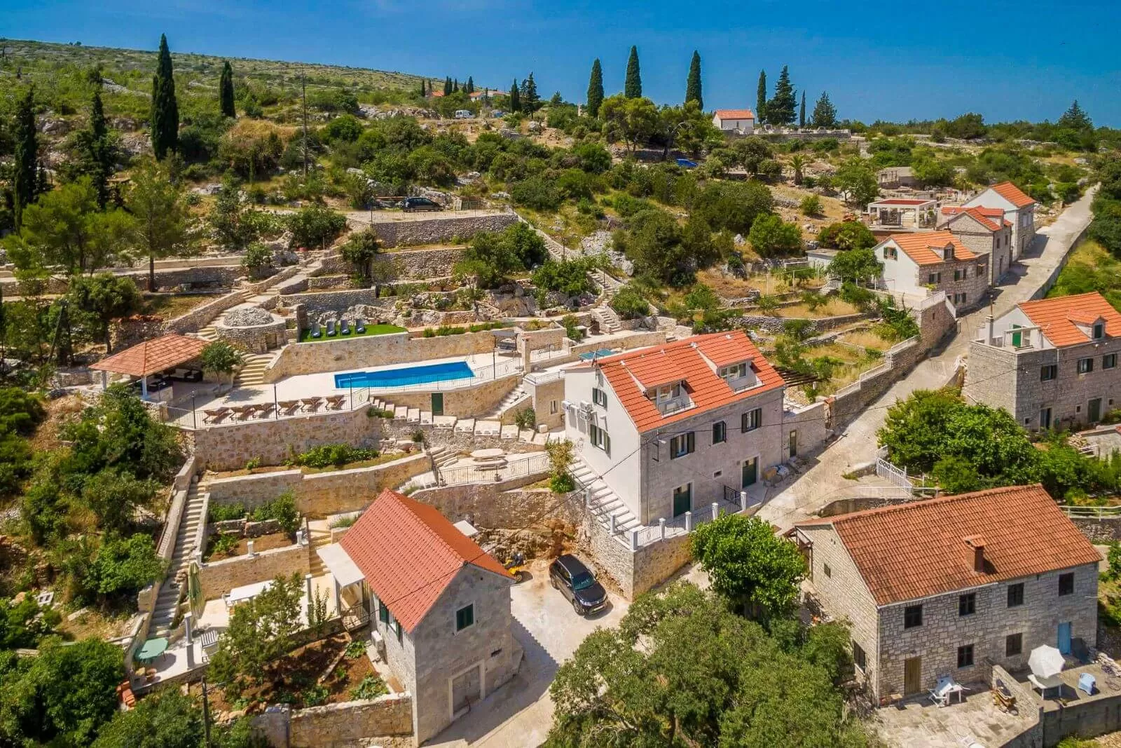 Steinvilla Luka mit Swimmingpool auf der Insel Brač.
