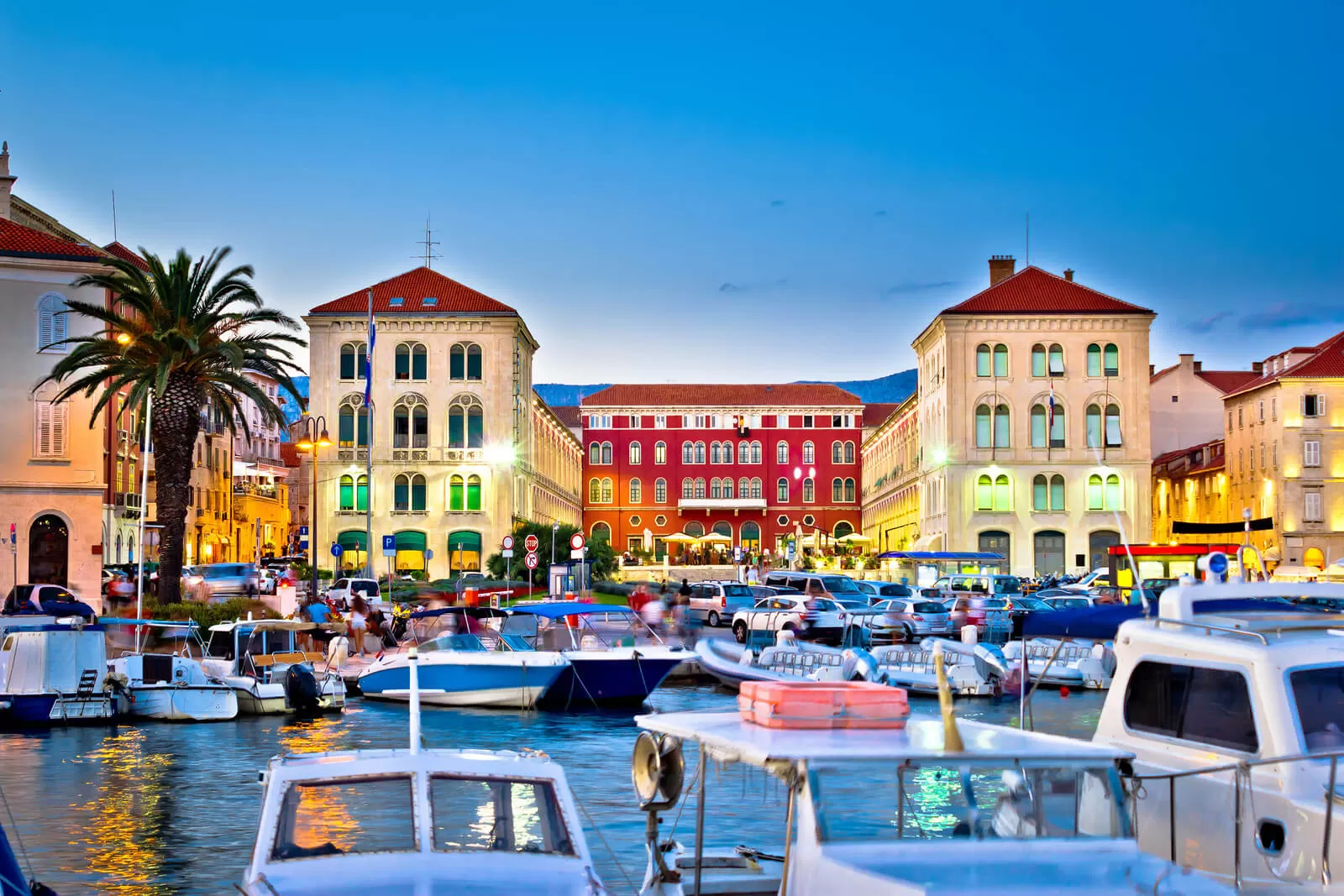 Bezaubernde Uferpromenade von Split mit herrlichem Blick auf das Meer