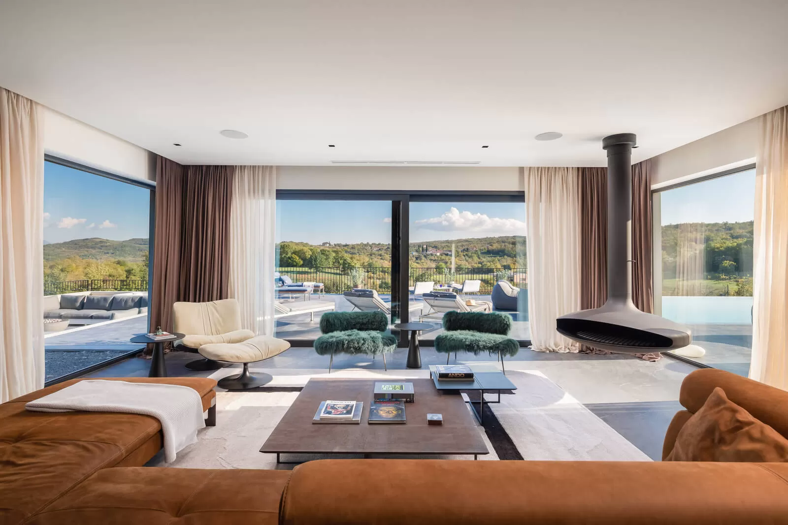 Der atemberaubende Ausblick aus dem modernen Interieur der luxuriösen Villa Cypress Hill