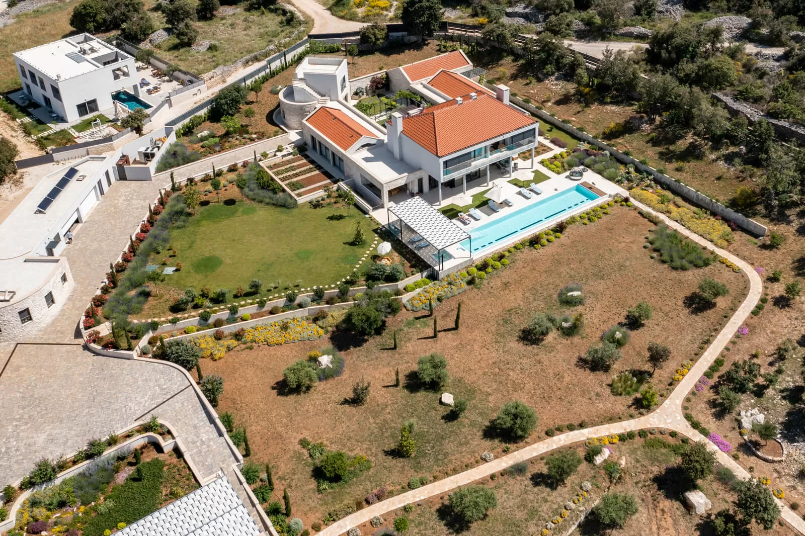 Villa Hortus mit ihrem üppigen Blumengarten und Steinwegen, die zum perfekten Ort für die Ablegung Ihrer Gelübde führen.