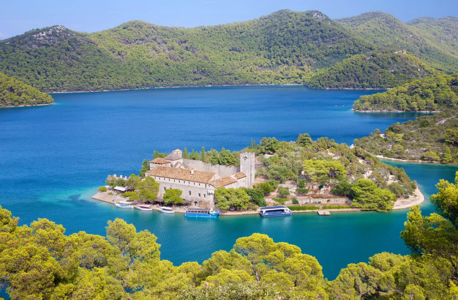 Die bezaubernde Insel Mljet, umgeben von Pinienwäldern und viel Grün