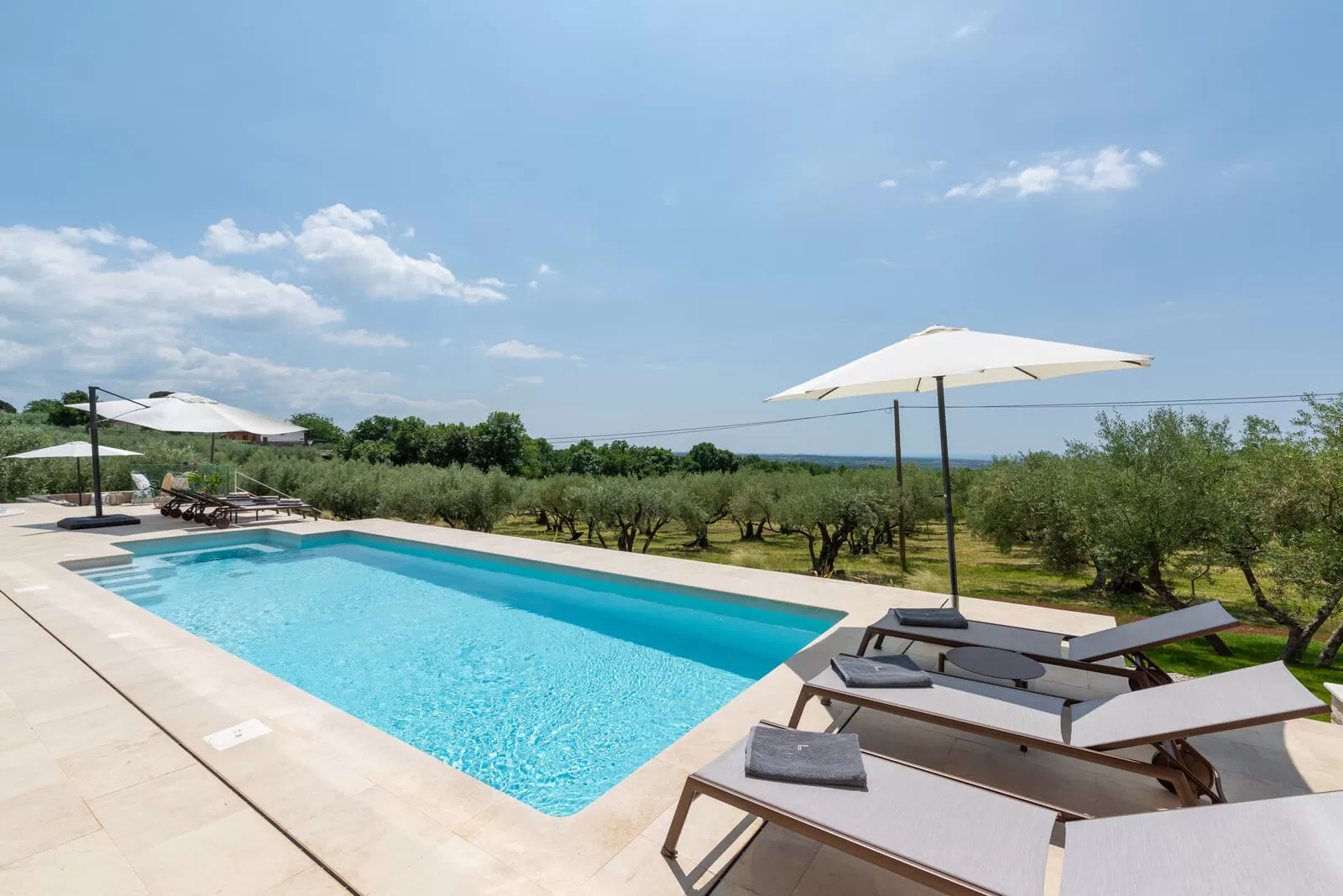 Villa Christall okružena starim maslinama, nudi mirno okruženje i šarmantnu terasu za nezaboravne svadbene svečanosti.