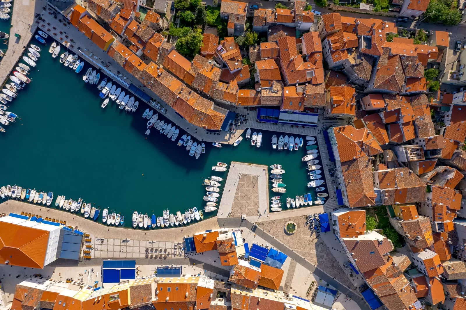 Die wunderschöne Insel Cres mit türkisfarbenem klarem Meer und einzigartiger Natur