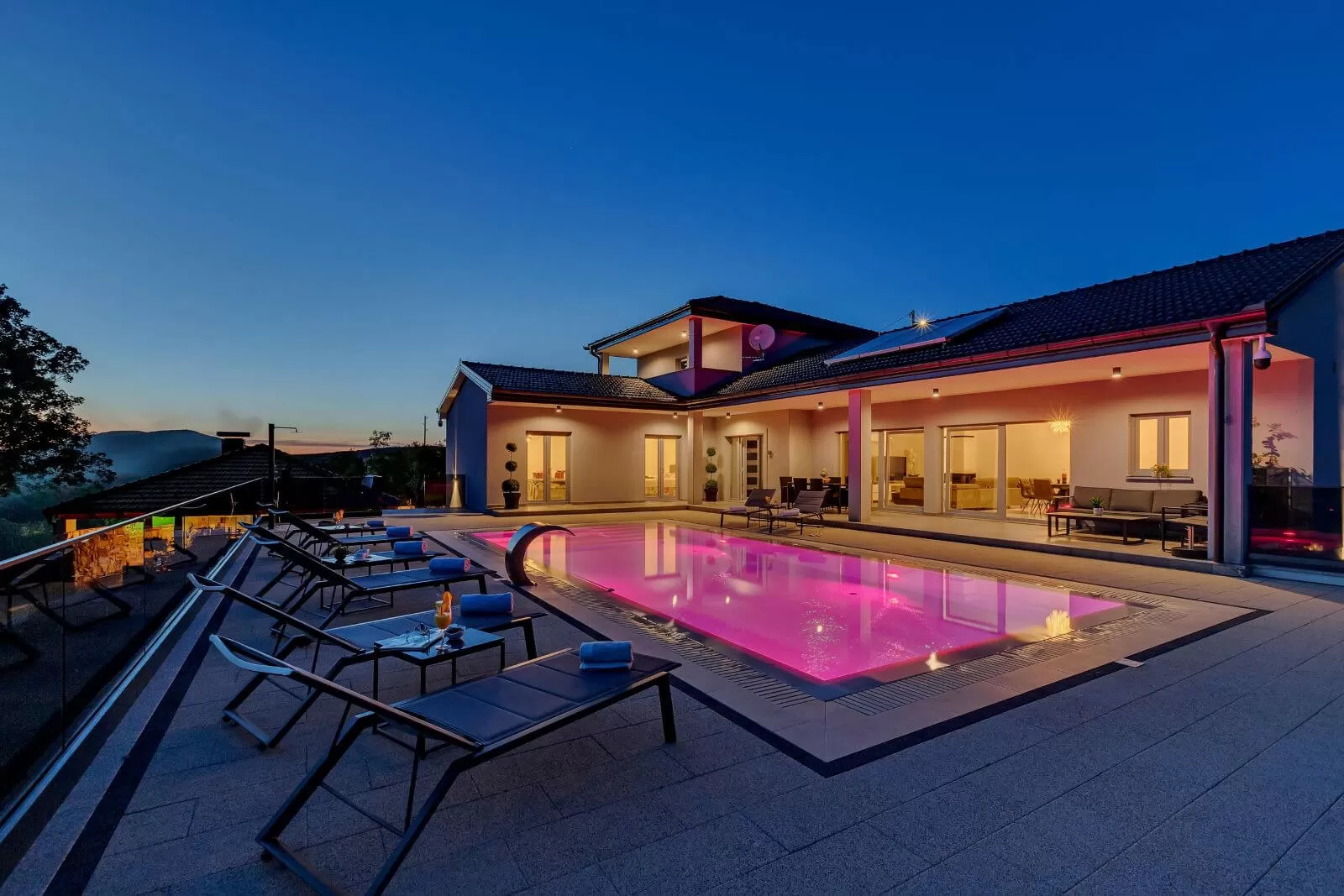 Luksuzna Casa De Lux s lijepim bazenom i saunom smještena u mirnom mjestu u Dalmaciji