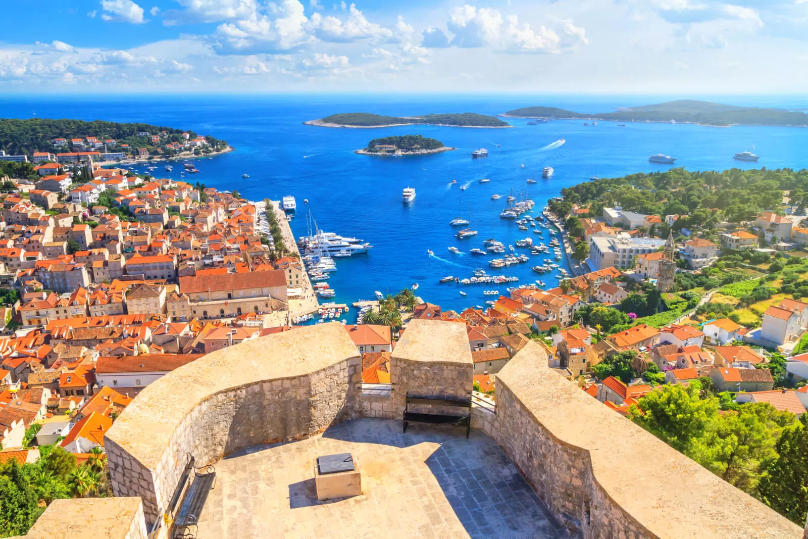 Die sonnige Insel Hvar mit wunderschönen Stränden und der Altstadt