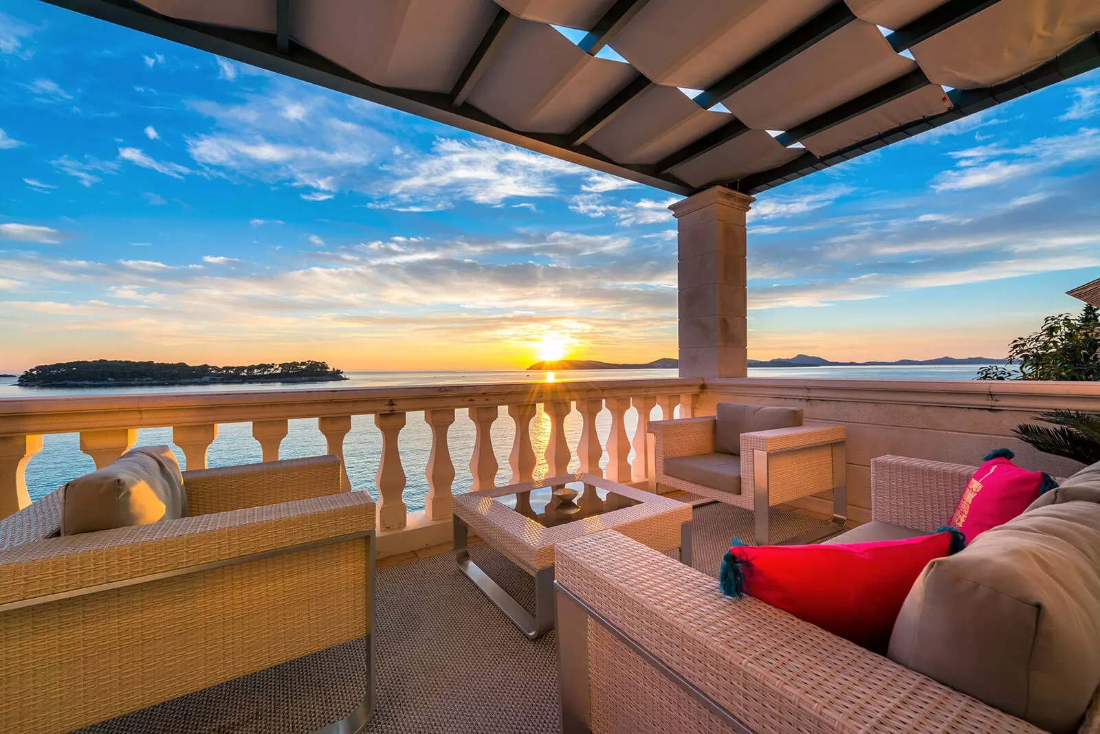 Luksuzna Villa Rosary je smještena prvi red do mora blizu Dubrovnika