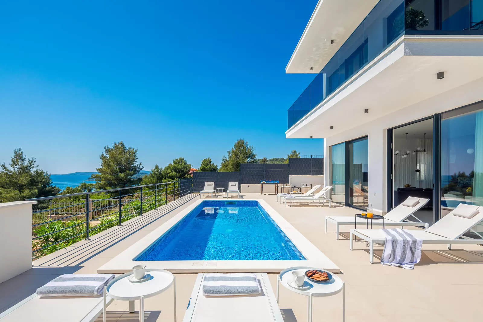 Elegante Villa Aurora mit Panoramablick auf das Meer.