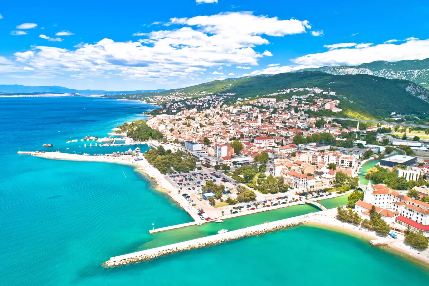 Šarmantna Crikvenica s predivnom rivom i  čarobnim plažama